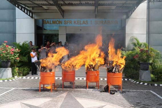 Ilustrasi: Pemusnahan barang bukti pelanggaran bidang telekomunikasi di Balmon SFR Kelas I Surabaya, Jatim, Kamis (17/1/2019).