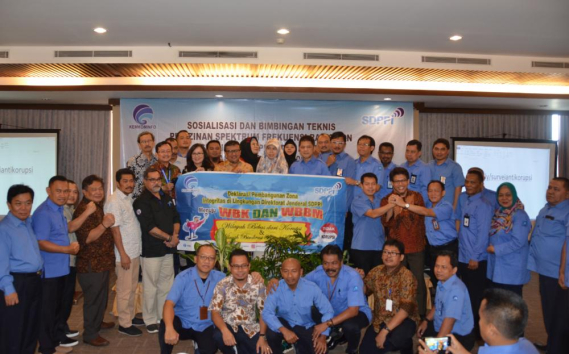 Ilustrasi: Foto bersama Peserta Sosialisasi dan Bimbingan Teknis Perizinan Spektrum Frekuensi Radio dan Sertifikasi Operator Radio. Tahun 2019 SDPPIikutkan 3 (tiga) Satker pada Zona Integritas, WBK dan WBBM