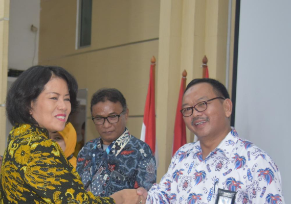 Ilustrasi: Sekjen Kemkominfo menyerahkan piagam penghargaan purabakti kepada Adran, pegawai Balmon Palembang