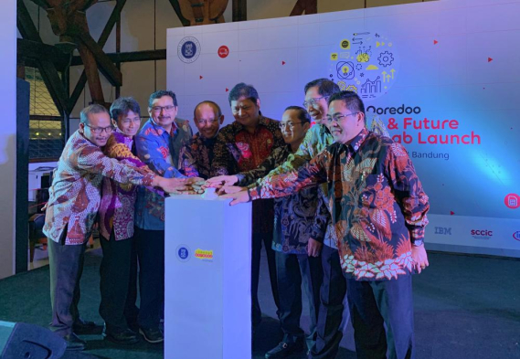 Ilustrasi: Direktur Jenderal Sumber Daya dan Perangkat Pos dan Informatika Ismail bersama Menteri Perindustrian Airlangga Hartarto dan Rektor Institut Teknologi Bandung (ITB) Kadarsah Suryadi meluncurkan Internet of Things (IoT) Innovation &amp; Future Digital Economy Laboratorium, Senin (18/3/2019).