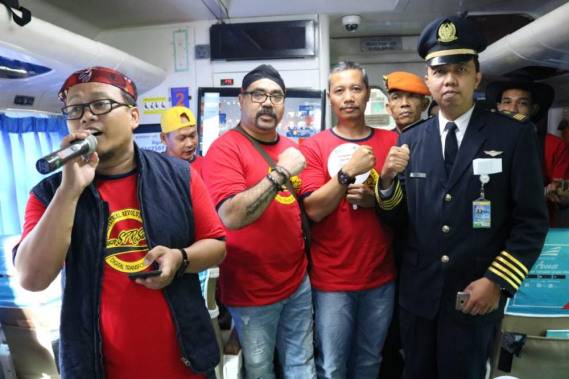 Ilustrasi: Ka. Balmon Surabaya, Sensilaus Dore beserta stafnya dalam kegiatan Balmon Menyapa Surabaya melakukan sosialisasi dengan pengguna kereta api.