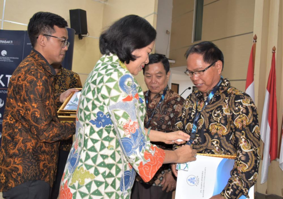 Ilustrasi: Sekjen Kemkominfo Niken Widiastuti memberikan Piagam Penghargaan kepada Marthin Pengemanan, Kasubag TU Loka Monitor Merauke pada pelepasan purnabhakti di Ruang Serba Guna Kemkominfo, Jumát (29/3/2019)