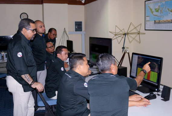 Ilustrasi: Kasubdit Penataan Alokasi Spektrum DTBD Kemkominfo Aryo Pamor Agung, Ka. Balmon Surabaya Sensilaus Dore beserta jajaran Balmon Surabaya memastikan berlangsungnya kegiatan refarming frekuensi berjalan dengan baik di jadwal terakhir Senin (1/4/2019).