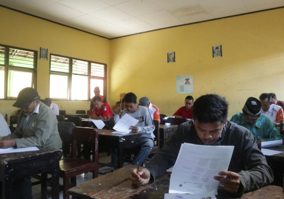 Ilustrasi: Masyarakat sedang  mengikuti Ujian Negara Amator Radio (UNAR) ujian di Kabupaten Lombok Timur.  Kegiatan  ujian  diikuti oleh  137 peserta.