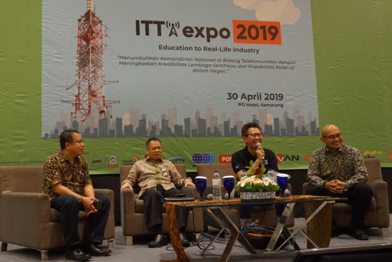 Ilustrasi: Narasumber dan moderator sesi pertama ITTA Expo 2019 (ki-ka) Najamudin dari Kementerian Perindustrian, Direktur Standardisasi Perangkat Pos dan Informatika Moch. Hadiyana, Heru Yuni Prasetyo Direktorat Standardisasi PPI, dan Arief Hendra Ariyana dari Bureau Veritas saat dialog dengan peserta ITTA Expo di Semarang (30/4/2019).