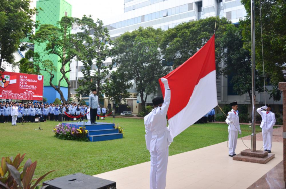 Ilustrasi: Menteri Kominfo Rudiantara beserta jajarannya bersiap menghormat bendera pada Upacara Peringatan Hari Lahir Pancasila di Lapangan Anantakupa (1/6/2019).