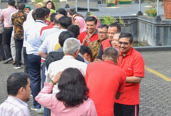 Ilustrasi: Dirjen SDPPI beserta seluruh jajaran Ditjen SDPPI saling bermaafan dalam kegiatan halal bihalal di rangkaian Idul Fitri 1440 Hijriah.