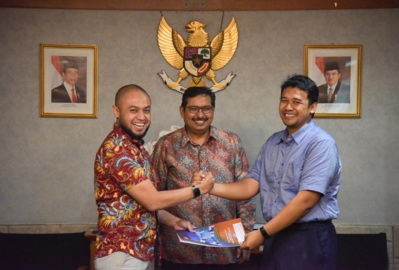 Ilustrasi: Aryo Pamoragung, menyerahkan jabatannya selaku Kasubdit Penataan Alokasi Spektrum Dinas Tetap dan Bergerak Darat, Direktorat Penataan Sumber Daya kepada Adis Alifiawan. Aryo selanjutnya menempati posisi baru sebagai Kabag Perencanaan Program dan Pelaporan.