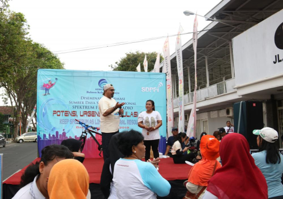 Ilustrasi: Ka. Balmon Surabaya, Sensilaus Dore sedang memberi penjelasan kepada audiens dalam kegiatan  Diseminasi Informasi Sumber Daya Strategis Spektrum Frekuensi Radio bertempat di Car Free Day kota Banyuwangi.