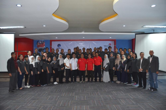 Ilustrasi: Sekditjen SDPPI, R Susanto (tengah) foto bersama dengan peserta Pelatihan Kepemimpinan dan Kompetinsi di Lingkungan Ditjen SDPPI, Bandung (22/07)