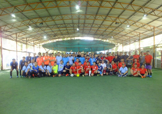 Ilustrasi: Jakarta (SDPPI) – Sebanyak 12 tim dari sejumlah satuan kerja di lingkungan Kementerian Komunikasi dan Informatika turut berpartisipasi memeriahkan Pertandingan Futsal Porseni Kemkominfo 2019. Kegiatan yang diselenggarakan dalam memeriahkan HUT ke-74 Kemerdekaan RI ini digelar di Lapangan Planet Futsal Rasuna Said, Kuningan, Jakarta.
“Pertandingan futsal ini harus selalu menjunjung tinggi sportivitas di lapangan, serta menjadi ajang silahturohmi antar satker di lingkungan  Kemkominfo, sehingga terjalin harmonisasi keakraban, persaudaraan, tanpa mengesampingkan semangat kompetisi pertandingan,” ujar Sekretaris Direktorat Jenderal Sumber Daya dan Perangkat Pos dan Informatika (Sesditjen SDPPI) Kemkominfo R Susanto, Rabu (7/8/2019), saat membuka kegiatan.
Ia menjelaskan kegiatan yang dilakukan ini bertujuan untuk menunjukkan dan menggambarkan rasa syukur, karena bangsa Indonesia telah merdeka. “Ini adalah bentuk kepedulian, sekaligus hiburan kepada kita semua,” ujatrnya.
Ia juga mengapresiasi seluruh pihak, terutama panitia, atas dedikasi dan upaya, sehingga kegiatan ini dapat terselenggara dengan satu harapan bahwa dalam lomba yang dilakukan dapat berjalan dengan baik dan lancar serta tetap mematuhi aturan-aturan yang tertuang dalam petunjuk teknis pertandingan. 
Sebelum mengakhiri sambutannya, Sesditjen mengimbau kepada semua pemain mempersiapkan perlengkapan pengamanan dan mematuhi semua SOP pertandingan.
Turut mendampingi Sesditjen SDPPI, antara lain Plt Kepala Biro Humas Kemkominfo Fernandus Setu, Kasubag Perlengkapan dan Rumahtangga Ditjen SDPPI Among Wardoyo.
Sementara itu, di bawah Manager Eka Priyadi  dan seluruh official, akhirnya Tim SDPPI B dapat menundukkan Juara tahun lalu. Hasil akhir pertandingan Partai Final, SDPPI B unggul 4-2 atas Tim Bakti. Dengan demikian, Tim SDPPI B Juara I, Tim Bakti Juara II, dan Tim Balitbang Juara III.
Sumber foto :