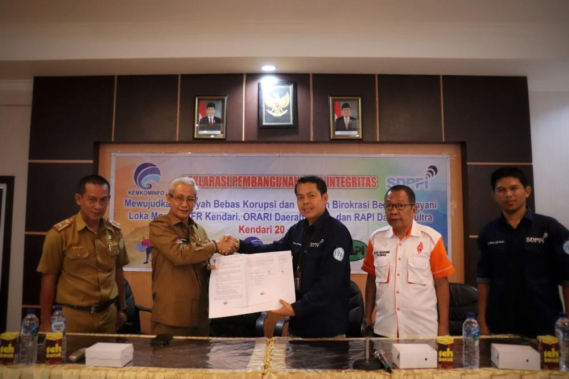 Ilustrasi: Kaloka Loka Monitor Spektrum Frekuensi Radio Kendari (Loka Kendari), Abd. Salam (ketiga dari kiri) bersama ORARI Daerah (ORARIDA) dan Radio Antar Penduduk Indonesia Daerah (RAPIDA) Sulawesi Tenggara menandatangani Berita Acara perihal Kesepahaman Keterbukaan Informasi Publik, Selasa (20/8/2019).