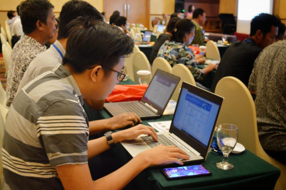 Ilustrasi: Sejunlah pelanggan Fekuensi maritim yang terdiri dari 85 perusahan  memanfaatkan  Layanan E-Licensing Dinas Maritim  di Sulawesi Utara, Kamis, (22/8)