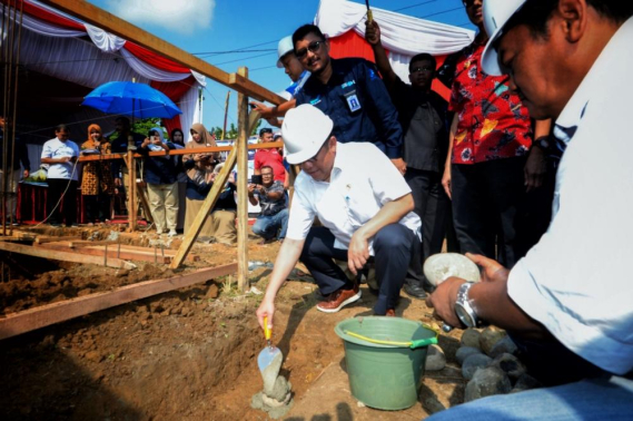 Ilustrasi: Menteri Komunikasi dan Informatika Rudiantara meletakkan batu pertama pembangunan Kantor Balai Monitor Spektrum Frekuensi Radio di Padang, Sumatera Barat, Jumat (23/8/2019).