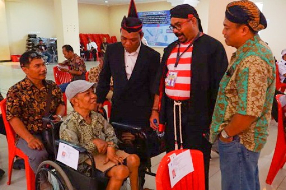 Ilustrasi: Kepala Balmon Surabaya Sensilaus Dore berbincang dengan salah satu peserta UNAR CAT di Mojokerto. Keterbatasan tidak menghalangi peserta untuk mengikuti Ujian.