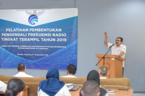 Ilustrasi: Dirjen SDPPI Ismail menyampaikan arahan dalam kegiatan pembentukan Pejabat Fungsional Pengendali Frekuensi Radio Tingkat Terampil di lingkungan Ditjen SDPPI. Kegiatan ini diikuti oleh 23 CPNS Ditjen SDPPI yang berasal dari berbagai UPT seluruh Indonesia selama satu bulan lebih yang dimulai Senin (11/11) hingga Rabu (18/12) di Stasiun Monitoring HF Tangerang dan dilanjutkan di Wisma PPSDM Ditjen SDPPI, Cidokom Cisarua, Bogor.