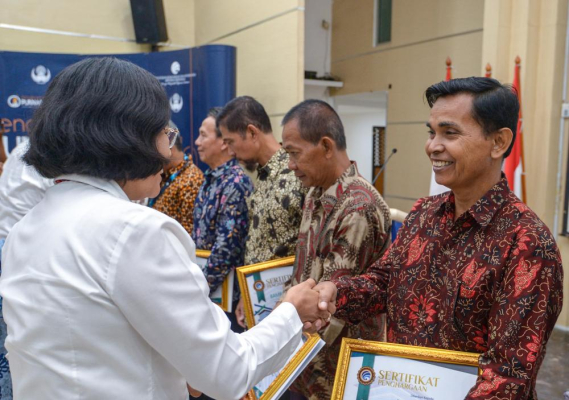 Ilustrasi: Sekjen Kemkominfo menyerahkan sertifikat penghargaan kepada Maiharson dari Balmon Kelas I Tangerang pada acara pelepasan purnabhakti periode 1 Oktober 2019 di Jakarta (30/09/2019).