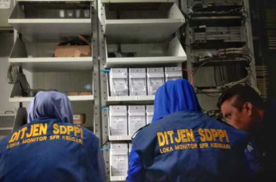 Ilustrasi: Petugas Pengendali Frekuensi Loka Kendari saat melakukankegiatan inspeksi ini dalam rangka validasi data pengguna frekuensi radio sesuai izin dan peruntukannya, Wakatobi (26/11/2019)