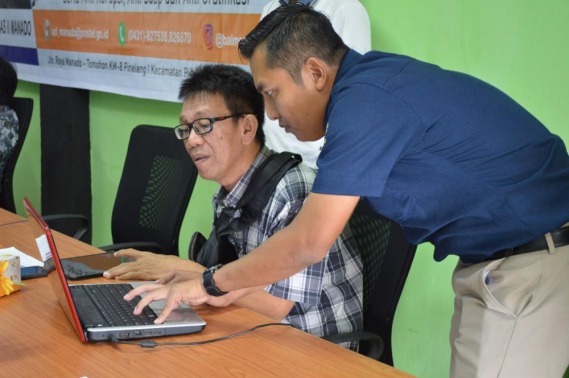 Ilustrasi: Kasi Sarana dan Pelayanan, Kasno, saat melakukan  Asistensi  terhadap Peserta UNAR CAT UNAR Tahap I Tahun 2020, Manado, sabtu 18/1/2020