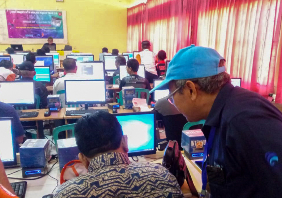 Ilustrasi: Petugas memantau pelaksanaan UNAR di SMAN 2 Banjarbaru, Kalimantan Selatan pada tanggal 23 Pebruari 2020.