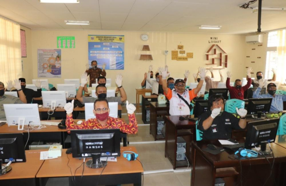 Ilustrasi: Peserta UNAR CAT berpose bersama di ruang ujian yang bertempat di Laboratorium  Komputer SMAN 1 Ampek Angkek Kabupaten Agam pada Minggu (14/06/2020).