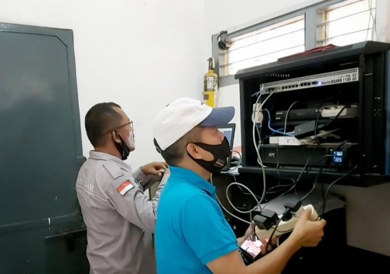 Ilustrasi: Kepala Balai Monitor Spektrum Frekuensi Radio Kelas II Batam Abdul Salam (kanan) saat melakukan pemngecekan kondisi dan memastikan perangkat monitoring Transportable beserta penunjangnya di site Natuna berfungsi dangan baik