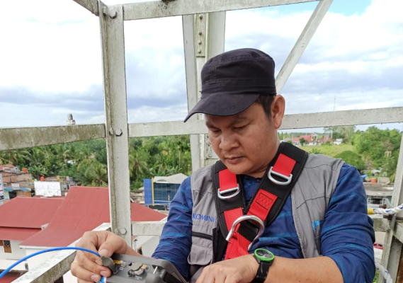 Ilustrasi: Tim dari Balai Monitoring Spektrum Frekuensi Radio (SFR) Kelas II Padang harus melewati medan offroad dalam mengatasi gangguan frekuensi radio Microwave Link Seluler  (point to point) milik PT Telekomunikasi Indonesia Tbk.