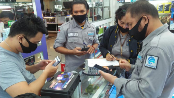 Ilustrasi: petugas Balai Monitor Spektrum Frekuensi Radio (SFR) Kelas II Batam melakukan pendataan standar perangkat telekomunikasi yang diperjual belikan di pusat-pusat pertokoan elektronik di wilayah Kota Batam, Kamis (30/7/2020)