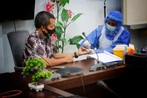 Ilustrasi: Kepala Balai Monitor Spektrum Frekuensi Radio (SFR) Kelas II Batam Abdul Salam saat mennalani rapid teat di kantor UPT Batam, Jumat 4/08/2020. Sebanyak 38 pegawai menjalani rapid test guna mendeteksi dan mencegah penyebaran Covid-19.