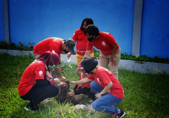 Ilustrasi: Tamapak bebeapa pegawai Balai Monitor Spektrum Frekuensi Radio (SFR) Kelas II Batam melakukan tanam pohon dalam menyambut peringatan Hari Bakti Postel ke-75 Tahun 2020.(25/9/2020)