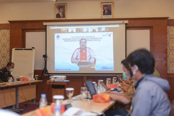 Ilustrasi: Pandemi Covid-19 membuat penggunaan internet meningkat tajam. Wabah global tersebut menjadikan transformasi digital berlangsung lebih cepat dan mengharuskan pemerataan Teknologi Informasi Komunikasi (TIK) di Indonesia juga lebih cepat.

Demikian dikatakan Direktur Jenderal Sumber Daya dan Perangkat Pos dan Informatika Kementerian Komunikasi dan Informatika (Dirjen SDPPI Kemkominfo) Ismail, dalam keynote speech pada Focus Group Discussion (FGD), Kamis (1/10/2020).
