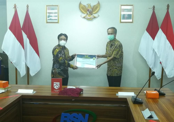 Ilustrasi: Penyerahan Penghargaan HTCA dari Kepala BSN Kukuh S Achmad kepada Plt. Direktur Standardisasi Perangkat Pos dan Informatika Indra Utama di Kantor BSN Jakarta, Jumat (6/11/2020).