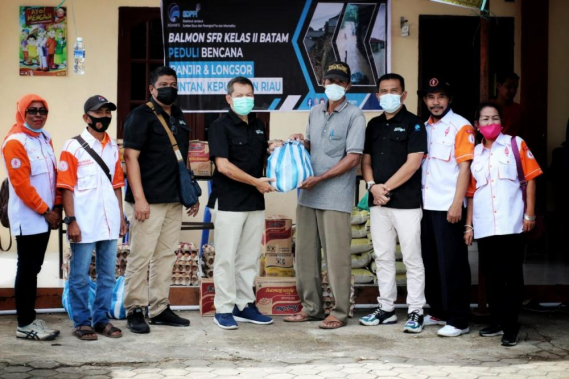 Ilustrasi: Kepala Balai Monitoring Spektrum Frekuensi Radio Kelas II Batam, Abdul Salam menyerahkan bantuan kepada korban banjir dan longsor. Batam (12/01/2021)