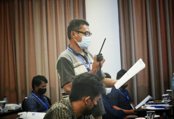 Ilustrasi: Peserta sosialisasi Bimbingan Teknis Sertifikasi Operator Radio untuk Nelayan, bersimulasi berkomunikasi menggunakan alat Peraga yang telah disediakan. Manado, Selasa  (6/4/2021).