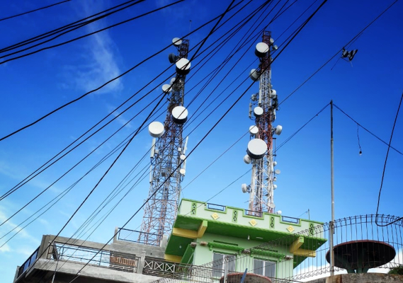 Ilustrasi: Dua petugas dari Balmon Batam sedang melakukan pengukuran penggunaan spektrum frekuensi radio berdasarkan izin kelas di Kota Tanjungpinang (24/04/2021)