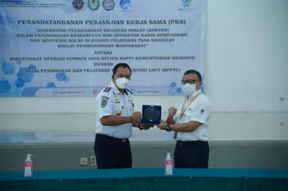 Ilustrasi: Direktur Operasi Sumber Daya Dwi Handoko dan Kepala BP2TL Kapten Heru Susanto, Senin 21/6/2021),  menandatangani PKS yang bertajuk Sinergitas Pelaksanaan Kegiatan Diklat (Bimtek) dalam Peningkatan Kemampuan SDM Operator Radio Komunikasi Non Konvensi Solas di Bidang Pelayaran pada Kegiatan Diklat Pemberdayaan Masyarakat.