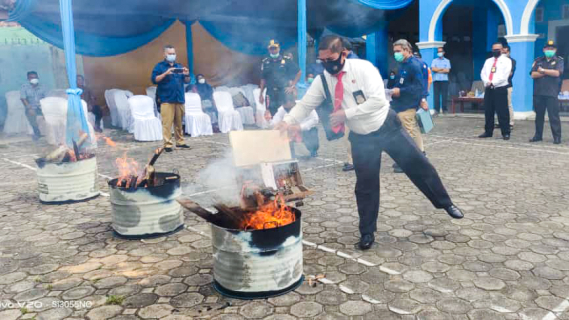 Ilustrasi: Balai Monitor Kelas I Palembang musnahkan perangkat telekomunikasi yang tidak memiliki Izin Stasiun Radio (ISR) sebanyak 49 unit perangkat, Rabu (30/06/2021).