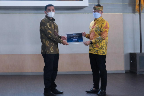 Ilustrasi: Kepala Loka Monitor Tanjung Selor, Indra Sofany (kiri) menyerahkan piagam kepada Bupati Tana Tidung Ibrahim Ali  pada kegiatan UNAR , Rabu (30/06/2021).