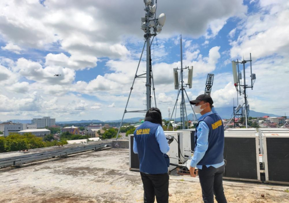 Ilustrasi: Petugas Pengendali Frekuesi Balmon Kelas II Manado saat melakukan pengawasan dan pengendalian pasca pelaksanaan refarming. Manado (5/8/2021)