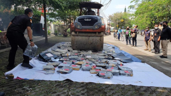 Ilustrasi: Pemusnahan perangkat ilegal