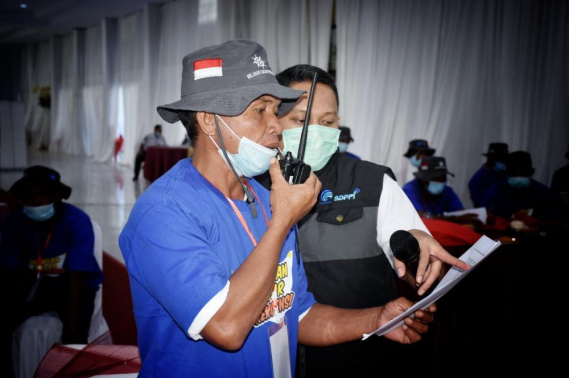 Ilustrasi: Peserta sosialisasi didampingi petugas Balmon Palu saat mengoperasikan perangkat telekomunikasi pada legiatan Sosialisasi dan Bimtek Sertifilasi Operator  Radio (SOR). Donggala, ( 31/08/2021)