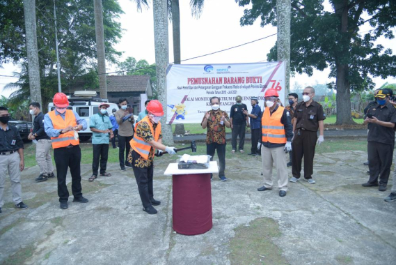 Ilustrasi: Sesditjen SDPPI, R.Susanto, memulai kegiatan Pemusnahan Barang Bukti Hasil Penertiban ini bertempat di Lapangan Kantor Balai Monitor Spektrum Frekuensi Radio (SFR) Kelas I Tangerang, Selasa (31/08/2021).