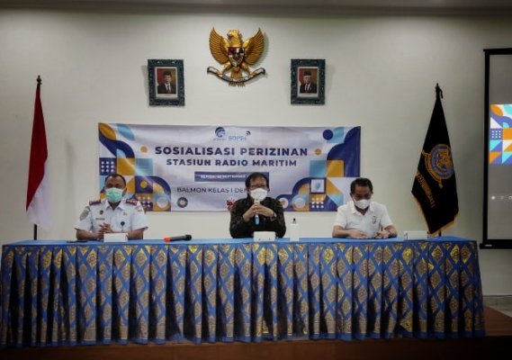 Ilustrasi: Kepala Balai Monitor Spektrum Frekuensi Radio Kelas I Denpasar I Komang Sudiarta (Tengah) saat membuka Sosialisasi Perizinan Stasiun Radio Maritim di Pelabuhan Benoa, Denpasar, Kamis (23/9/2021)