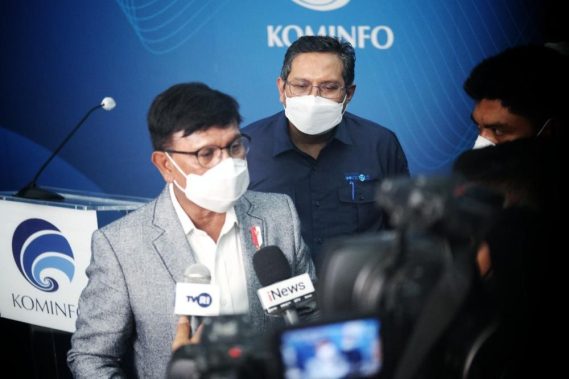 Ilustrasi: Menteri Komunikasi dan Informatika Jhonny G Plate (kiri) didampingi Dirjen SDPPI Ismail  saat  siaran pers Penutupan Kegiatan Penataan Ulang (Refarming) Pita Frekuensi Radio 2,3 GHz. Jakarta (29/09/2021)