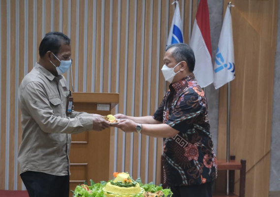 Ilustrasi: Sekretaris Jenderal SDPPI Rd Susanto menerima potongan tumpeng dari Kepala Balmon Tangerang Tri Joko dalam syukuran atas selesainya renovasi Kantor Balai Monitor Spektrum Frekuensi Radio Kelas I Tangerang, Kamis (30/9/2021).