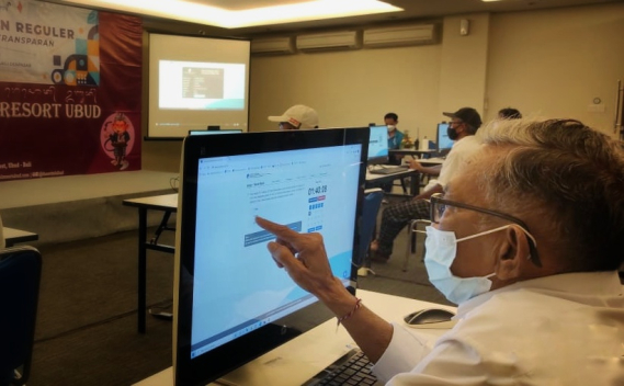 Ilustrasi: Peserta Ujian Negara Amatir Radio (UNAR) menggunakan PC All in one touch screen saat mengerjakan berbasis Computer Assisted Test (CAT). Badung (30/09/2021)
