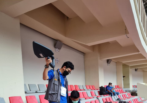 Ilustrasi: Tim Inner memonitor di dalam stadion dalam rangka pengamanan penggunaan spektrum frekuensi radio penyelnggaraan PON Papua (1/10/2021).