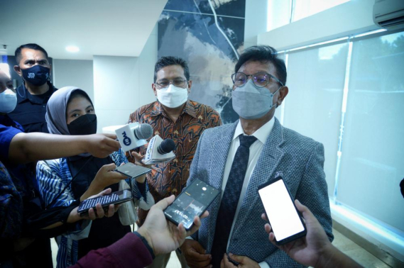 Ilustrasi: Menteri Komunikasi dan Informatika Johnny G Plate didampingi Dirjen SDPPI Ismail saat memberikan keterangan kepada awak media terkait kandungan Tingkat Kompunen Dalam Negeri (TKDN) untuk perangkat handphone
