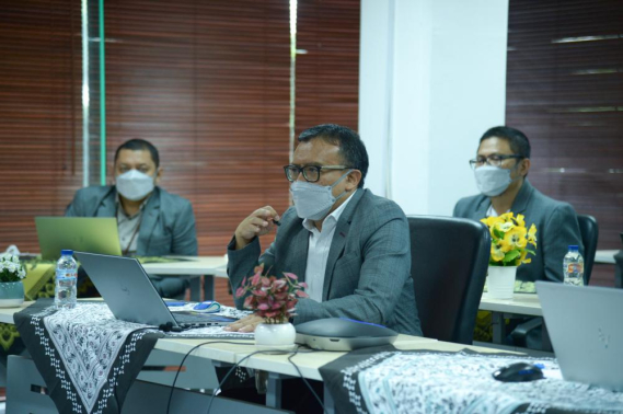 Ilustrasi: Direktur Operasi Sumber Daya, Dwi Handoko, menjelaskan kegiatan ZI satkernya kepada Tim Penilai Nasional pada Desk Evaluasi yang dilakukan secara daring, Kamis (04/11/2021).