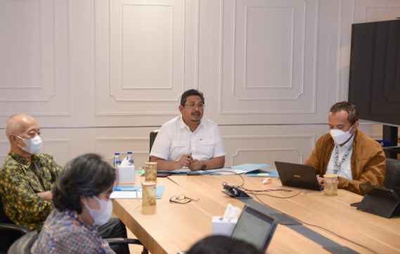 Ilustrasi: Direktur Jenderal Sumber Daya dan Perangkat Pos dan Informatika, Ismail (tengah) saat memimpin untuk menyetujui Penggabungan Indosat Ooredo dan Hutchinson 3